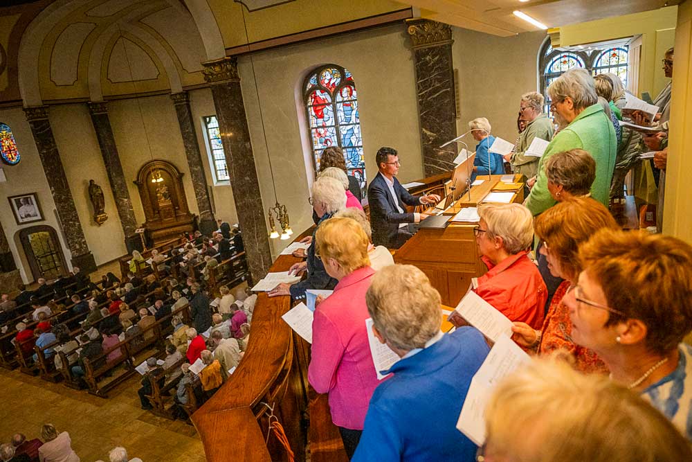 Blick von hinten auf den Chor während der Orgelweihe in der Basilika Bethen