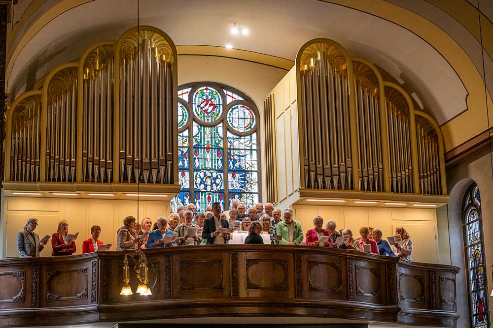Der gemischte Chor Varrelbusch während der feierlichen Orgelweihe in der Basilika Bethen